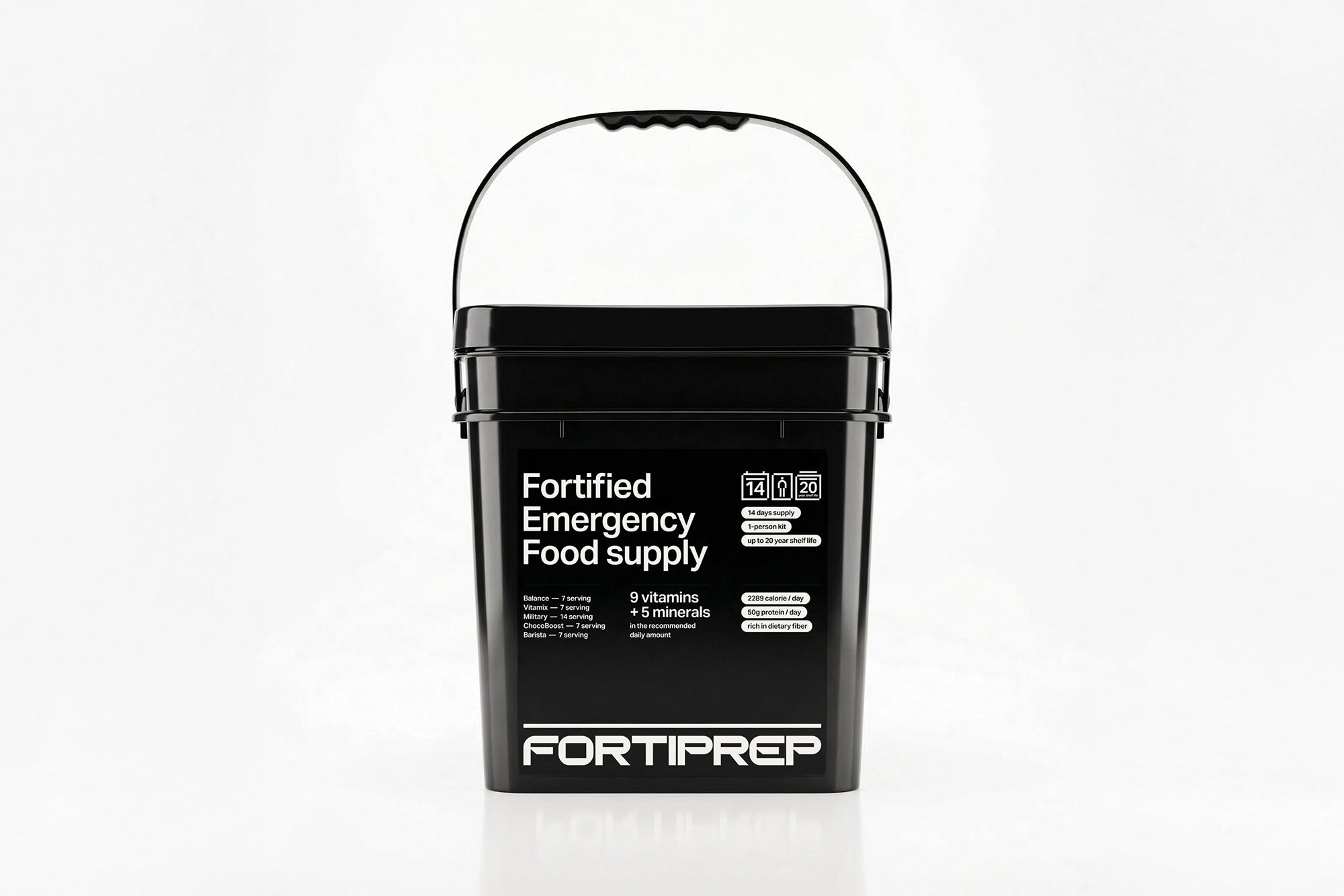 Fortified Emergency Food supply feliratú fekete vödör fehér háttéren, vakuval megvilágított tiszta formákkal és finom tükröződéssel