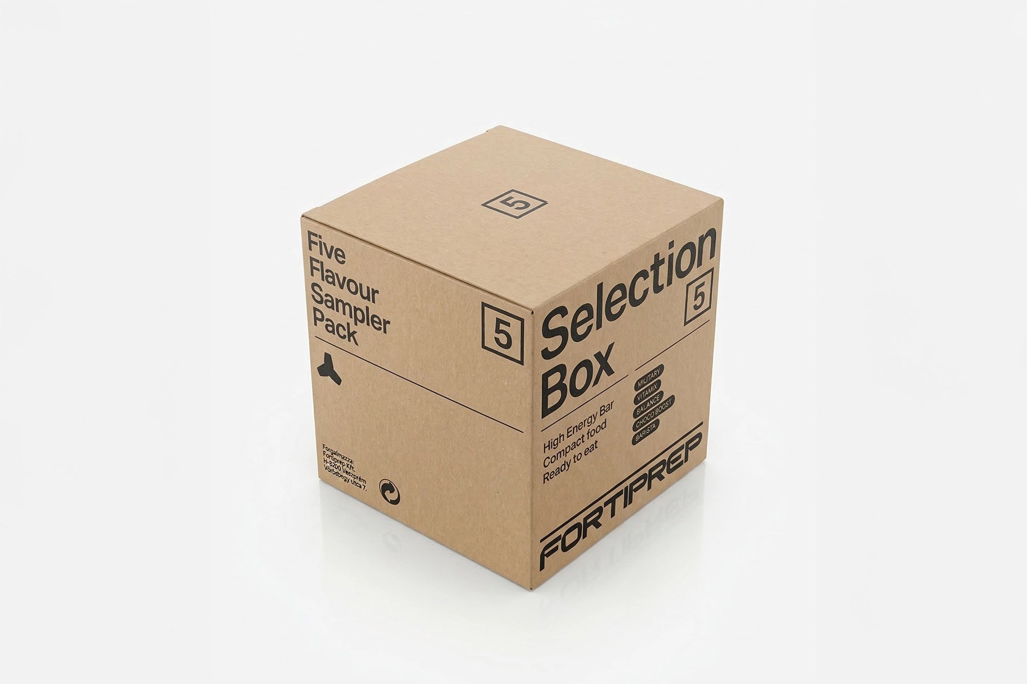 Minimalista kartondoboz Selection Box 5 felirattal fehér háttéren, vakuval megvilágított tiszta felületekkel és finom árnyékkal