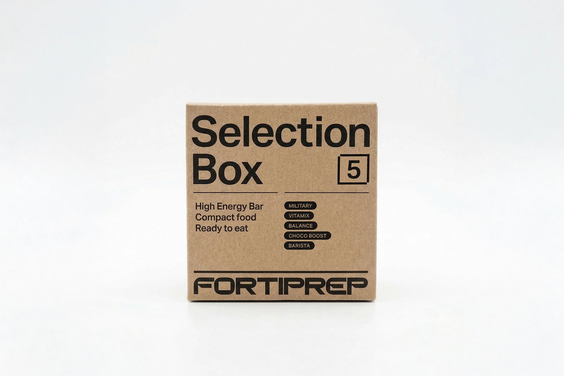 Minimalista kartondoboz Selection Box 5 felirattal fehér háttéren, vakuval megvilágított tiszta felületekkel és finom árnyékkal