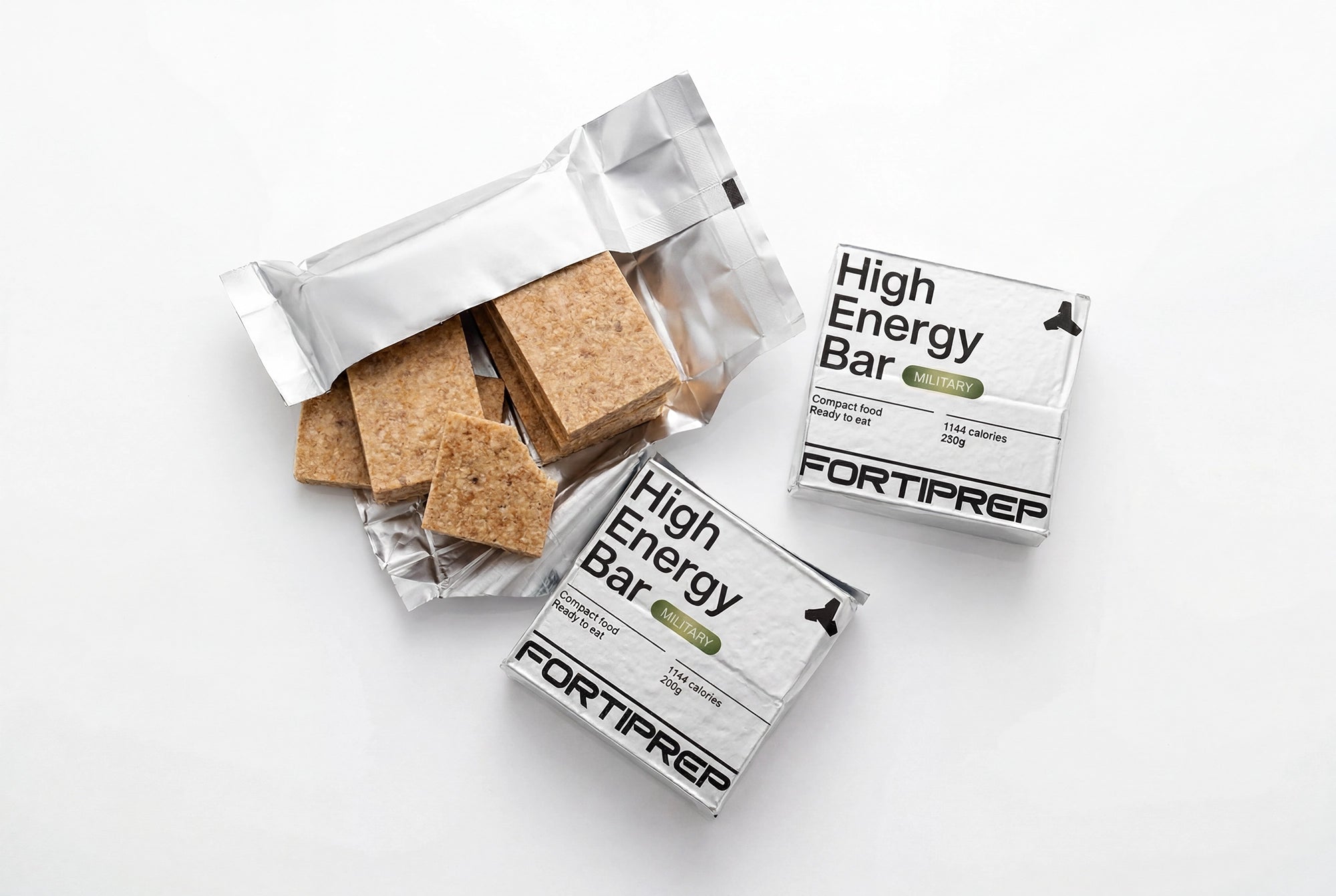 Kibontott High Energy Bar csomag és szeletek fehér háttéren, vakuval megvilágított tiszta kompozícióval és finom árnyékokkal
